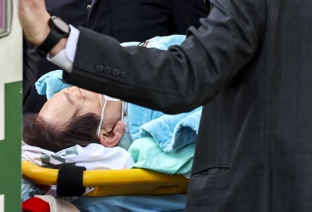 이재명 더불어민주당 대표는 피습 이후 서울대병원에서 회복에 전념하고 있다고 4일 밝혔다. 정치권에서는 이 대표 사건을 계기로 정치권 내 독버섯처럼 퍼진 정치혐오를 극복해야 한다고 한목소리를 냈다. /뉴시스