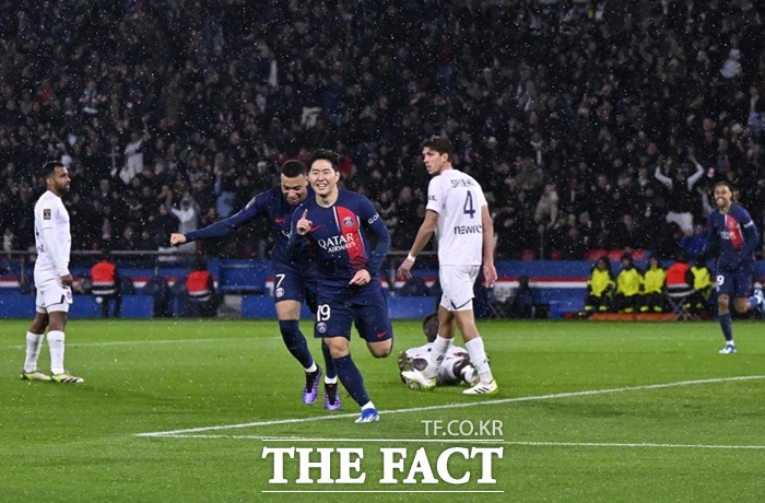 PSG 이강인(가운데)이 4일 툴루즈와 프랑스 슈퍼컵에서 전반 3분 만에 선제 결승골을 넣고 골 세리머니를 펼치는 동안 음바페(왼쪽 뒤)도 기뻐하고 있다./PSG
