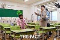  초등학교 예비소집 '교실 둘러보는 가족' [포토]