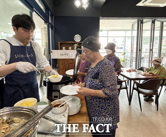 전남도는 오는 19일까지 지역혁신 공모사업을 진행한다. 사진은 지난해 공모사업 우수사례 중 목포시 목원동 어르신 무료급식 장면이다./무안=홍정열 기자