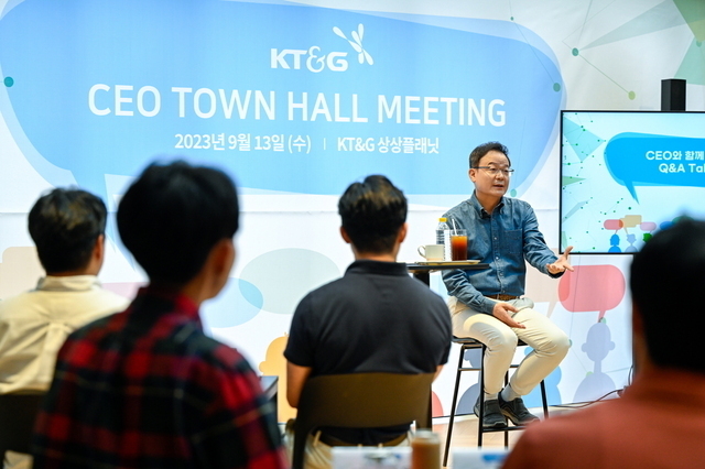 지난해 9월 13일 서울 성수동 KT&G 상상플래닛에서 열린 CEO 타운홀 미팅에서 백복인 KT&G 사장과 임직원들이 대화를 나누고 있다. /KT&G