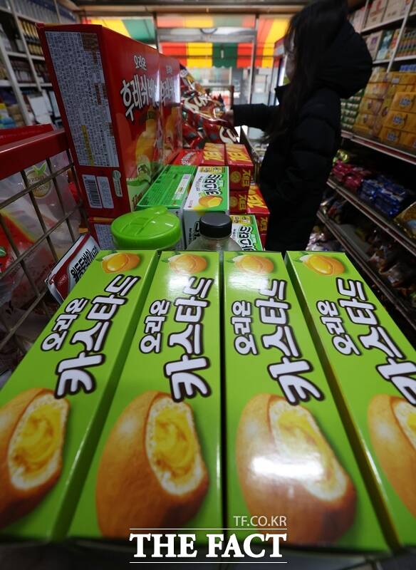 오리온이 식중독균인 황색포도산구균이 검출된 카스타드 제품 590여 박스에 대한 회수를 진행 중인 지난 4일 서울시내 한 식료품점에 오리온 카스타드가 진열돼 있다. /뉴시스