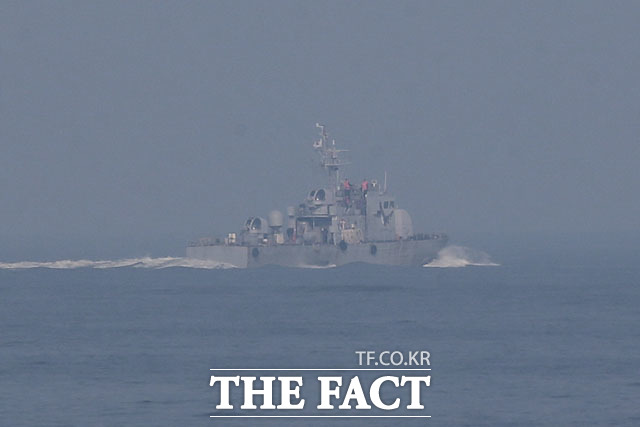 인천 옹진군 소연평도 해상에서 해군 함정이 실종 공무원 수색 작전을 펼치고 있다./더팩트DB