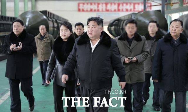 북한 노동신문은 5일 김정은 국무위원장이 중요군용대차 생산 공장을 현지지도했다고 보도했다. 신문은 존경하는 자제분이 함께 했다며 김주애의 동행 사실을 알렸다. /뉴시스