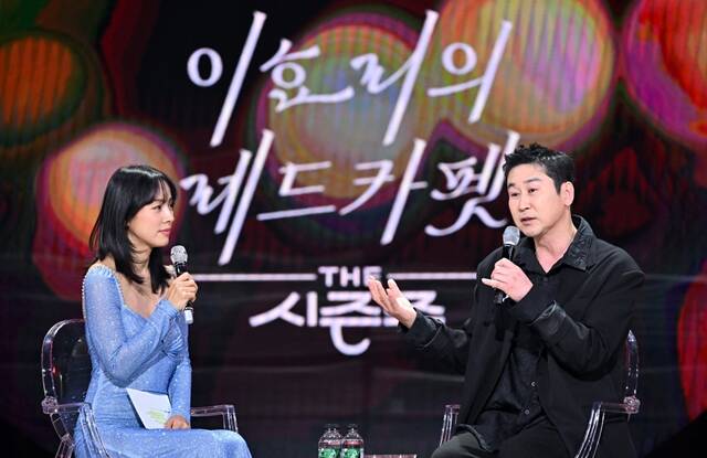 방송인 신동엽(오른쪽)이 더 시즌즈-이효리의 레드카펫 첫 회 게스트로 출연했다. /KBS