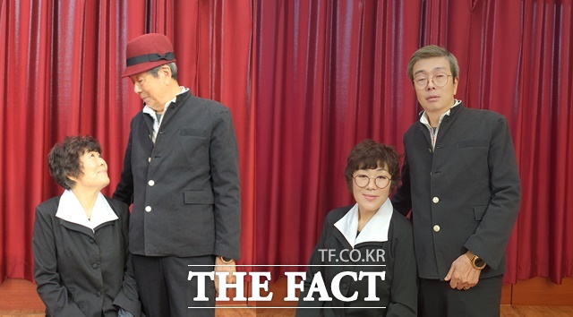 어르신들이 옛날 교복, 개화기 의상을 입고 촬영한 사진을 AI 기술을 통해 젊은 시절 사진으로 재현하는 서울 도봉구 청춘 사진관에 참여한 김영림(74)·최일청(80) 씨 부부 모습. /도봉구