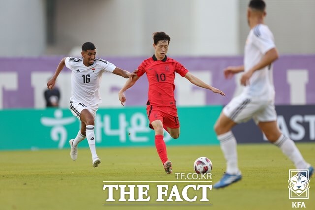한국의 미드필더 이재성이 6일 이라크와 친선경기 전반 40분 강력한 왼발 중거리슛으로 선제골을 기록하고 있다./아부다비=KFA