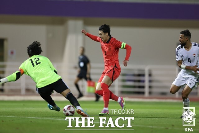 한국축구대표팀의 캡틴 손흥민(가운데)이 6일 이라크와 평가전에서 후반 교체멤버로 투입돼 돌파를 시도하고 있다./아부다비=KFA