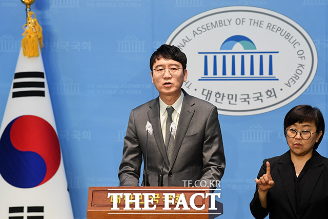 김웅 국민의힘 의원(가운데)이 8일 오후 서울 여의도 국회 소통관에서 기자회견을 열고 제22대 총선 불출마를 선언하고 있다. /국회=남용희 기자