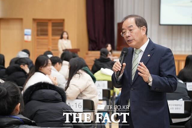 하윤수 교육감이 8일 2024 위켄두 계절학교 개강식에 참석했다./부산교육청