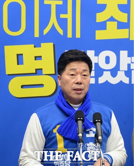 최형재 민주당 정책위원회 부의장이 8일 전북도의회 브리핑룸에서 22 총선 전주을 출마선언 기자회견을 열고 있다.