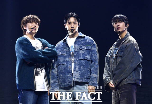 그룹 B1A4가 8일 오후 서울 광진구 예스24라이브홀에서 열린 미니 8집 앨범 커넥트(CONNECT) 미디어 쇼케이스에서 멋진 공연을 펼치고 있다. /이새롬 기자