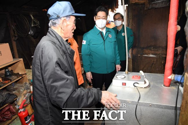 연제찬 시흥시 부시장의 주거용 비닐하우스 현장점검 실시 모습/시흥시