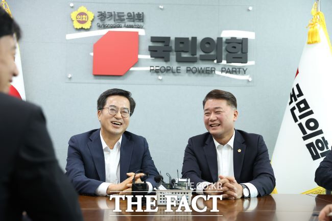 김동연(왼쪽) 경기도지사가 지난해 경기도의회 국민의힘 대표의원실을 찾아 김정호 의원과 이야기를 나누고 있는 모습./경기도