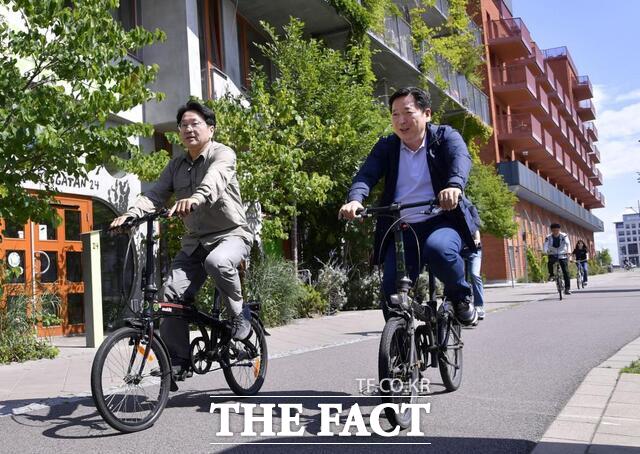 광주 남구는 구청 청사 1층에 생활 자전거 이용 활성화와 친환경 도시 조성을 위해 자전거 치유숍을 운영한다./ 광주 남구