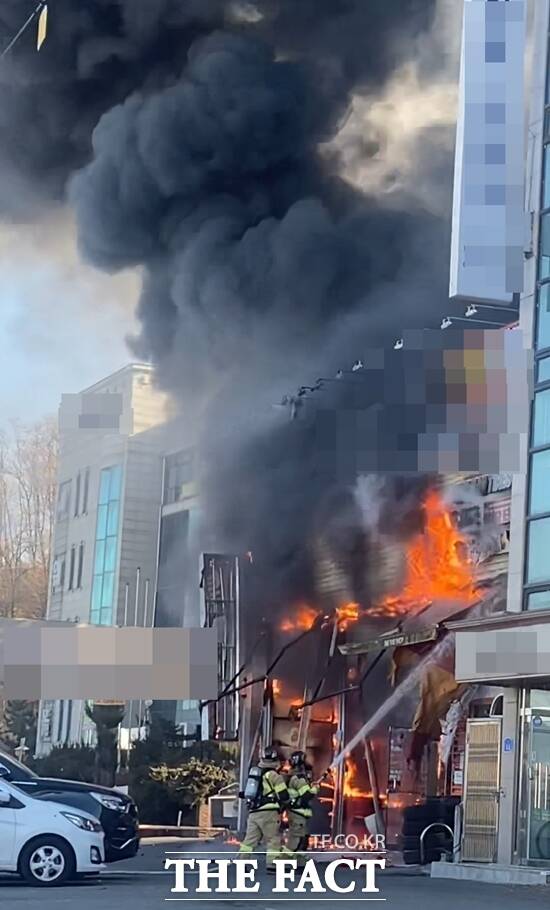 8일 오후 충남 천안시 다가동의 한 타이어 가게에서 화재가 발생해 소방당국이 긴급 진화작업에 나서고 있다. / 독자제공