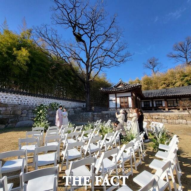 코로나19 여파로 미뤄졌던 결혼식 수요가 다시 늘며 서울 곳곳의 공공시설을 예식장으로 활용하는 나만의 결혼식이 예비 부부들의 이목을 끈다. 다만 공공예식이라는 이름에 비해 부수비용이 많이 들어 계약이 망설여진다는 의견도 나온다. 북서울꿈의숲 공공예식 모습. /서울시