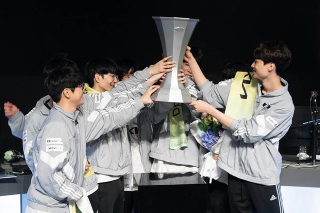 지난해 4월 7일 열린 2023 LCK CL 스프링 결승전에서 디플러스 기아가 명승부 끝에 최초 2회 우승을 기록하며 트로피를 들어올리고 있다. /한국e스포츠협회