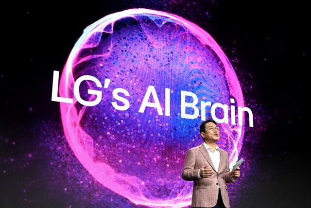 조주완 LG전자 CEO가 8일 미국 라스베이거스 만달레이베이 호텔에서 ‘고객의 미래를 재정의하다(Reinvent your future)’란 주제로 열린 LG 월드 프리미어에서 자사 AI 전략에 대해 설명하고 있다. /LG전자