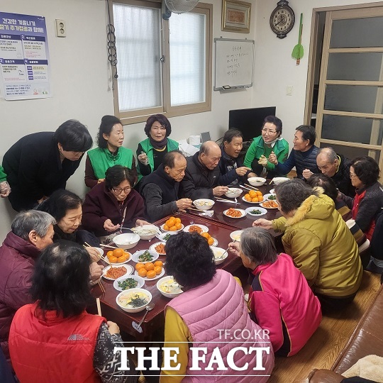 전주시 중앙동 새마을부녀회가 관내 중앙경로당을 찾아 40여 명의 어르신에게 떡국을 제공했다.