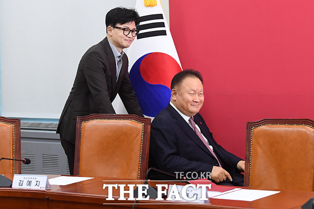 한동훈 국민의힘 비상대책위원장이 8일 오전 서울 여의도 국회에서 열린 국민의힘 비상대책위원회의에서 이상민 의원의 휠체어를 밀어주며 이동하고 있다./ 더팩트DB