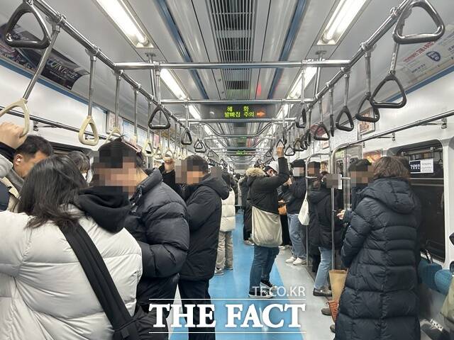 서울 지하철 의자 없는 칸의 시범 운행 첫날인 10일 오후 퇴근길 열차에 탑승한 승객들. 오후 5시가 넘어가며 시민들은 점점 자리를 잡고 등받이에 등을 기대거나 손잡이를 잡았다. /김해인 기자