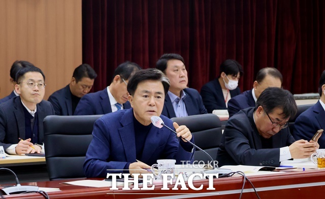 김태흠 충남지사가 10일 열린 올해 주요업무계획 보고회에서 답변하고 있다. / 내포 = 김아영 기자