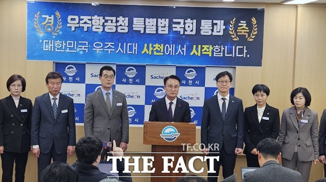 박동식 사천시장이 우주항공청 특별법 통과에 따른 기자회견을 하고 있다./사천=이경구기자