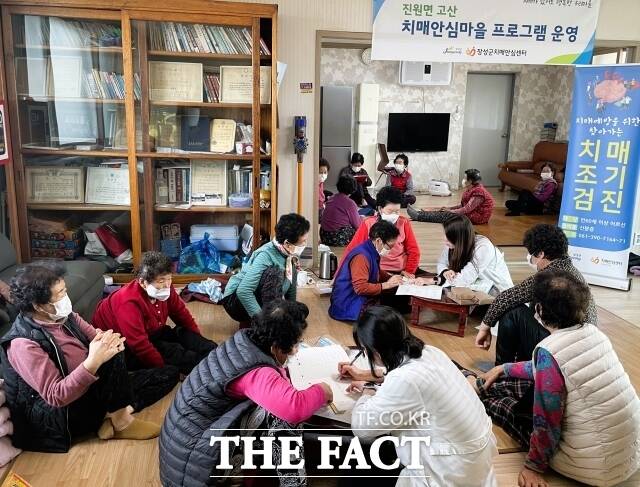 장성군은 읍면 행정복지센터, 경로당 등에서 ‘찾아가는 치매 조기검진’을 추진 중이라고 10일 밝혔다./장성군