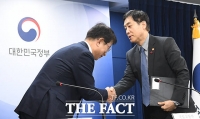  김주현 금융위원장과 악수 나누는 박상우 국토부 장관 [포토]
