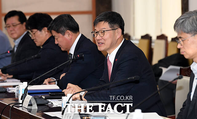 이기일 보건복지부 1차관이 11일 오후 서울 종로구 정부서울청사에서 열린 인구정책기획단 저출산, 고령화사회분과 과제점검회의에 참석해 모두발언을 하고 있다. /임영무 기자