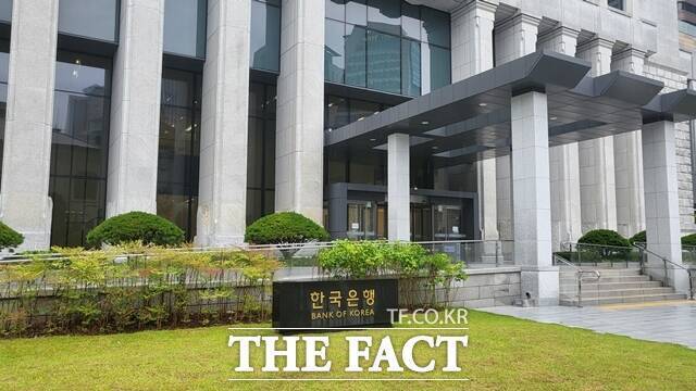 한국은행이 올해 첫 금융통화위원회에서 기준금리를 연 3.50%로 8연속 동결했다. /더팩트 DB