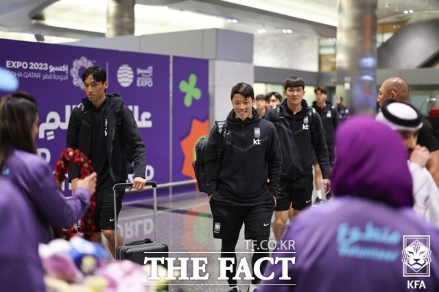 카타르 도하에서 대회 관계자들의 환영을 받고 있는 김승규(왼쪽)와 황희찬./도하=KFA