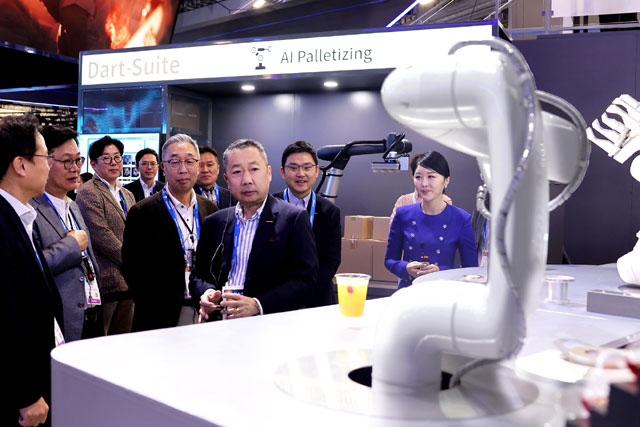 박정원 두산그룹 회장(가운데)과 박지원 부회장(왼쪽)이 AI칵테일 로봇을 살펴보고 있다. /두산