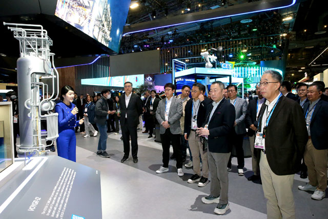 박정원 두산그룹 회장(오른쪽에서 두번째)과 박지원 부회장(오른쪽)이 10일(현지시간) CES 2024가 열리는 라스베이거스컨벤션센터에서 두산 소형모듈원전 스케일 모형을 살펴보고 있다. /두산