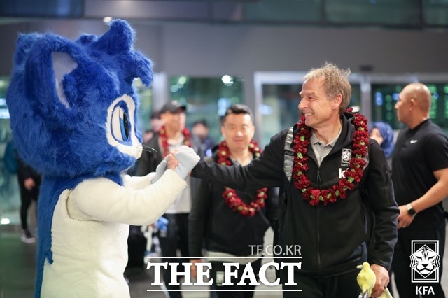 한국축구대표팀을 이끌고 있는 위르겐 클린스만 감독이 10일 카타르 도하의 하마드 국제공항에 도착해 아시안컵 마스코트의 환영을 받고 있다./도하=KFA