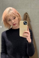  '잘 다녀오겠다'…아이유, 금발로 명품 가방과 '깔맞춤'
