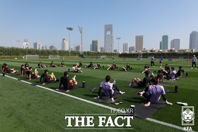 카타르 도하에서 첫 훈련을 하고 있는 클린스만호 선수들./도하=KFA