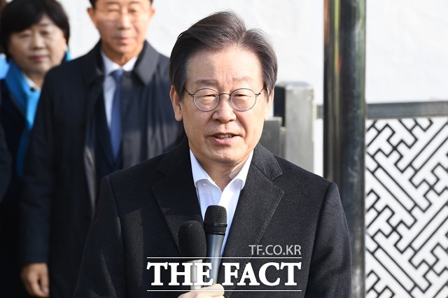 흉기 피습 사건으로 수술을 받았던 이재명 민주당 대표가 10일 서울대학교 병원에서 퇴원했다. 실시간 온라인 생중계를 시청하는 사람이 한때 1만5000여 명에 달했다. /장윤석 기자