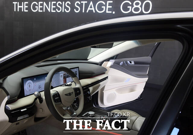 현대자동차 고급 브랜드 제네시스가 G80 부분변경 모델을 출시한 가운데, 12일 서울 강남구 레스파스 에트나에 마련된 특별전시장에서 차량이 공개됐다. 사진은 차량 내부의 모습.