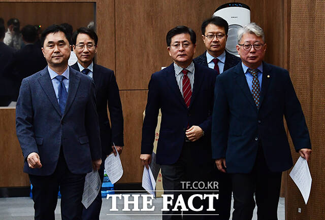 기자회견장 들어서는 김종민 의원, 이원욱 의원, 박원석 전 정의당 의원, 정태근 전 한나라당 의원, 조응천 의원(왼쪽부터).