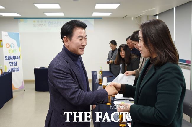김동근(왼쪽) 의정부시장이 12일 의정부청소년재단을 방문해 직원을 격려하고 있다./의정부시