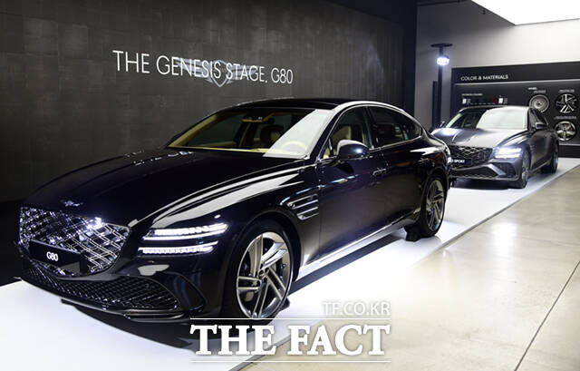 현대자동차 고급 브랜드 제네시스가 G80 부분변경 모델을 출시한 가운데, 12일 서울 강남구 레스파스 에트나에 마련된 특별전시장에서 차량이 공개됐다. 사진은 G80(왼쪽)과 G80스포츠의 모습. /이새롬 기자