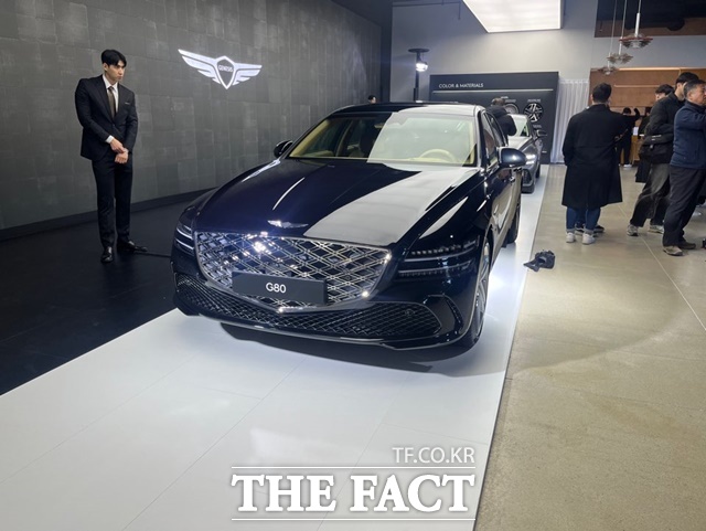 현대자동차 프리미엄 브랜드 제네시스는 12일 서울 강남구 복합문화공간 레스파스 에트나에서 미디어를 대상으로 대형 세단 G80의 페이스리프트(부분변경) 모델 신차를 공개했다. /최의종 기자