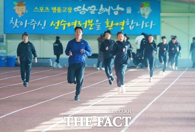 해남군은 2023~2024 동계시즌 전지훈련이 한창인 가운데 대한민국 스포츠 미래를 이끌 국가대표 후보선수단과 꿈나무 선수단 150여 명이 해남을 찾았다고 12일 밝혔다./해남군