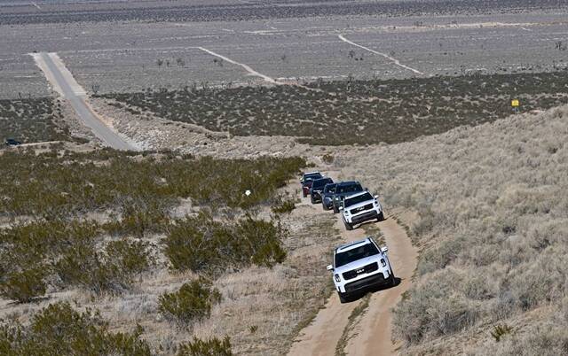 11일(현지시간) 미국 모하비 주행시험장에서 현대자동차와 기아의 SUV가 오프로드 시험로를 주행하고 있다. /현대자동차