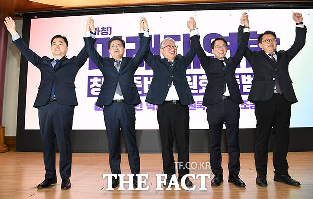 김종민, 박원석, 조응천, 이원욱, 정태근 미래대연합 공동추진위원장(왼쪽부터)이 손을 잡고 인사를 하고 있다.