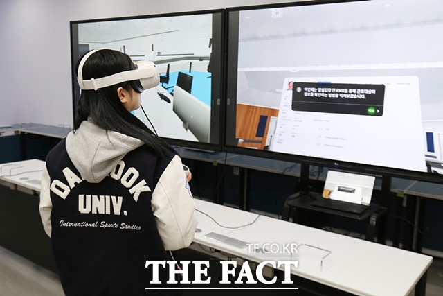 단국대 학생이 간호 시뮬레이션을 체험하고 있다. /단국대