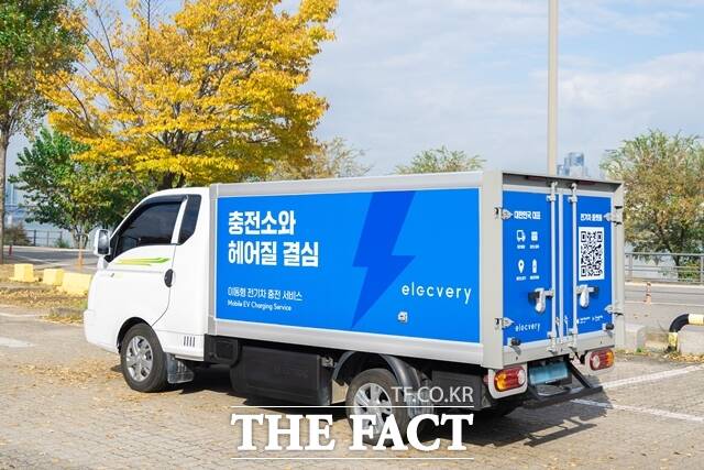 서울의 자동차 등록 대수가 전국에서 유일하게 감소한 대신 친환경차는 23% 증가한 것으로 나타났다. 찾아가는 전기차 충전 서비스 모습. /서울시