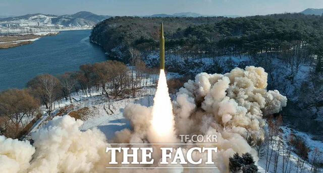 북한 노동신문은 15일 전날 오후 미사일총국이 극초음속 기동형 조종전투부를 장착한 중장거리 고체연료 탄도미싸일 시험발사를 진행했다고 보도했다. / 뉴시스